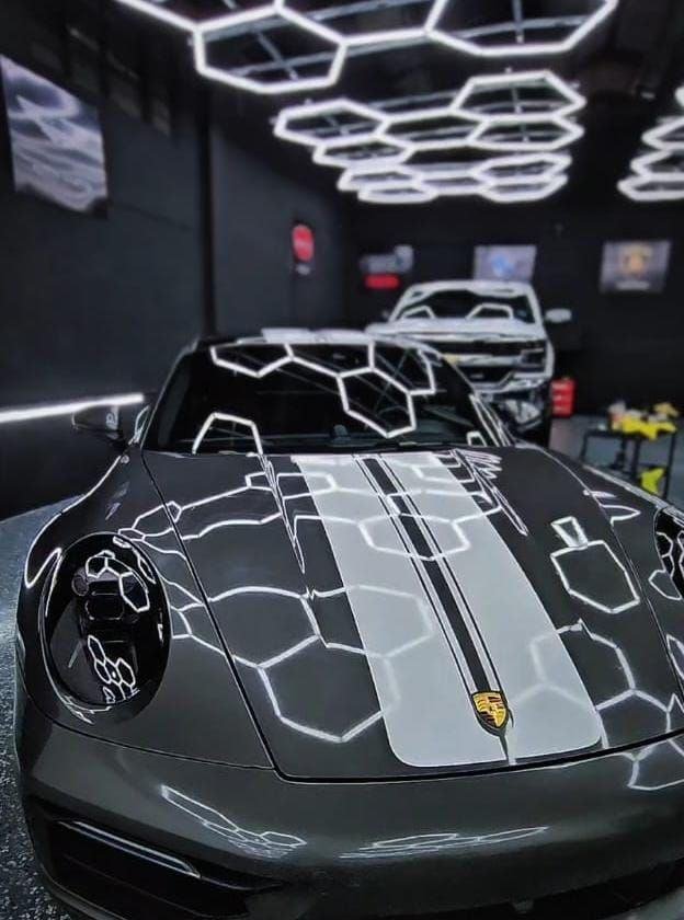 Auto deportivo recién pulido en la cabina de Exclusive Detailing