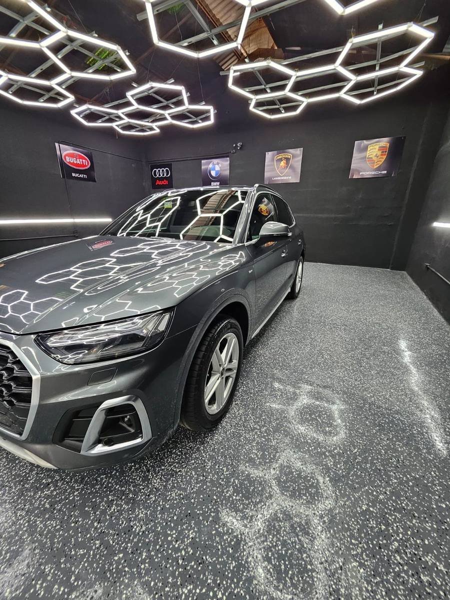 SUV en proceso de detallado en Exclusive Detailing